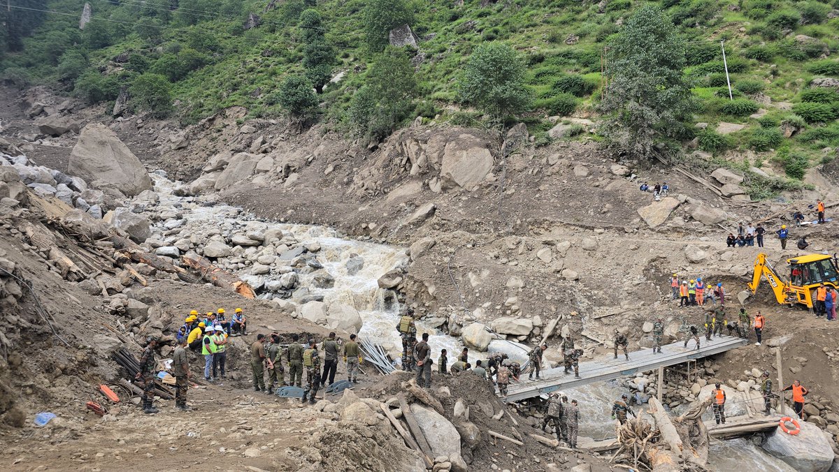KashmirLife's tweet image. Rescuing Hope in Padder
The army and members of different NGOs along with locals raced against time in cloudburst-hit Kishtwar, pulling survivors from debris and devastation. They also built a bridge to facilitate the rescue work. #KashmirLife's @shadab_gillani and @rumidar12