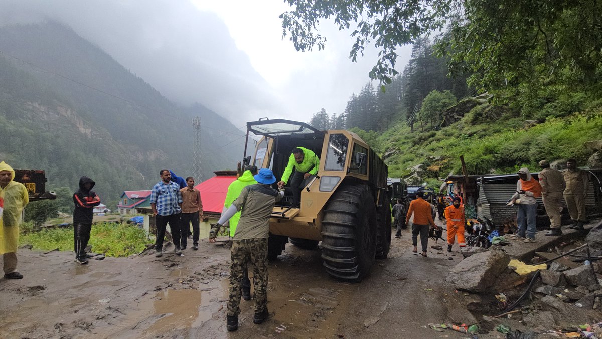 KashmirLife's tweet image. Rescuing Hope in Padder
The army and members of different NGOs along with locals raced against time in cloudburst-hit Kishtwar, pulling survivors from debris and devastation. They also built a bridge to facilitate the rescue work. #KashmirLife's @shadab_gillani and @rumidar12