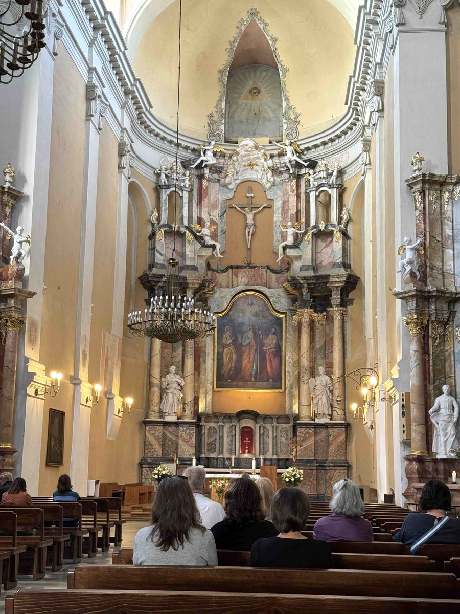 paxlaur's tweet photo. Prin case, comunități, Biserică întâlnim moștenitorii fariseilor: spiritualitatea duplicitară circulă dinspre inimă, prin artere, spre aproapele. Gânduri, cuvinte, fapte ipocrite! Vestea bună e că și fariseii se pot converti. Ca Nicodim. Tu? Eu? (cfr. Mt 23,1-12; In 7,40-53) https://t.co/YndJwJmuVd