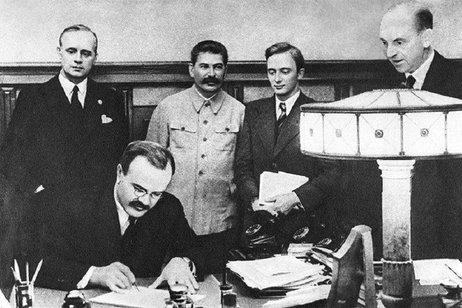iLepikVonWiren's tweet image. 86 years ago today, Nazi Germany and Soviet Russia signed the Molotov–Ribbentrop Pact. Estonia, Latvia, Lithuania were carved up on a secret map like spoils of war. It meant occupation, deportations, and half a century of terror.

Realpolitik isn’t abstract. It kills real people.