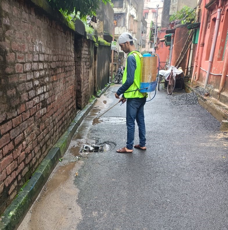 kmc_kolkata's tweet image. A few pictures of the frontline workers of the Vector Control Team on duty across the city.

#VectorControlByKMC #KMConDuty
