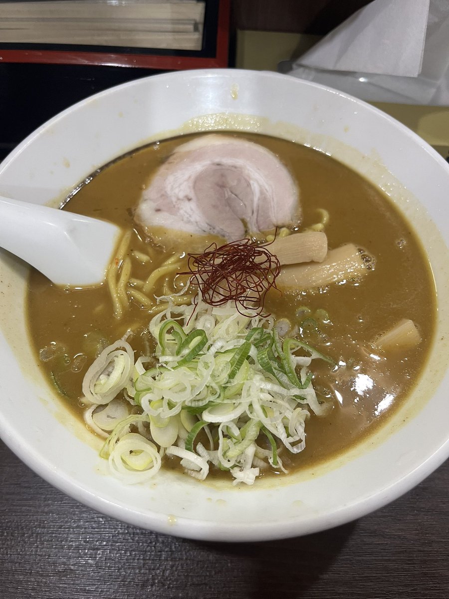 藤味亭のカレーラーメン

好来系のお店のカレーラーメン。一口啜ると完全にカップ○ードル の味。中太麺と相性バッチリ。薬膳感は全く無いがこれは美味い😆ご飯必須と言われるのも良くわかる。
ご馳走様でした😋
#藤味亭 
#ラーメン 
#東別院駅 
#好来系