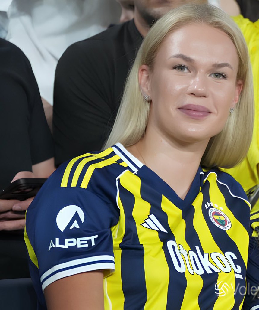 SaracogluSports's tweet image. Fenerbahçe'nin tribünleri / Galatasaray'ın tribünleri