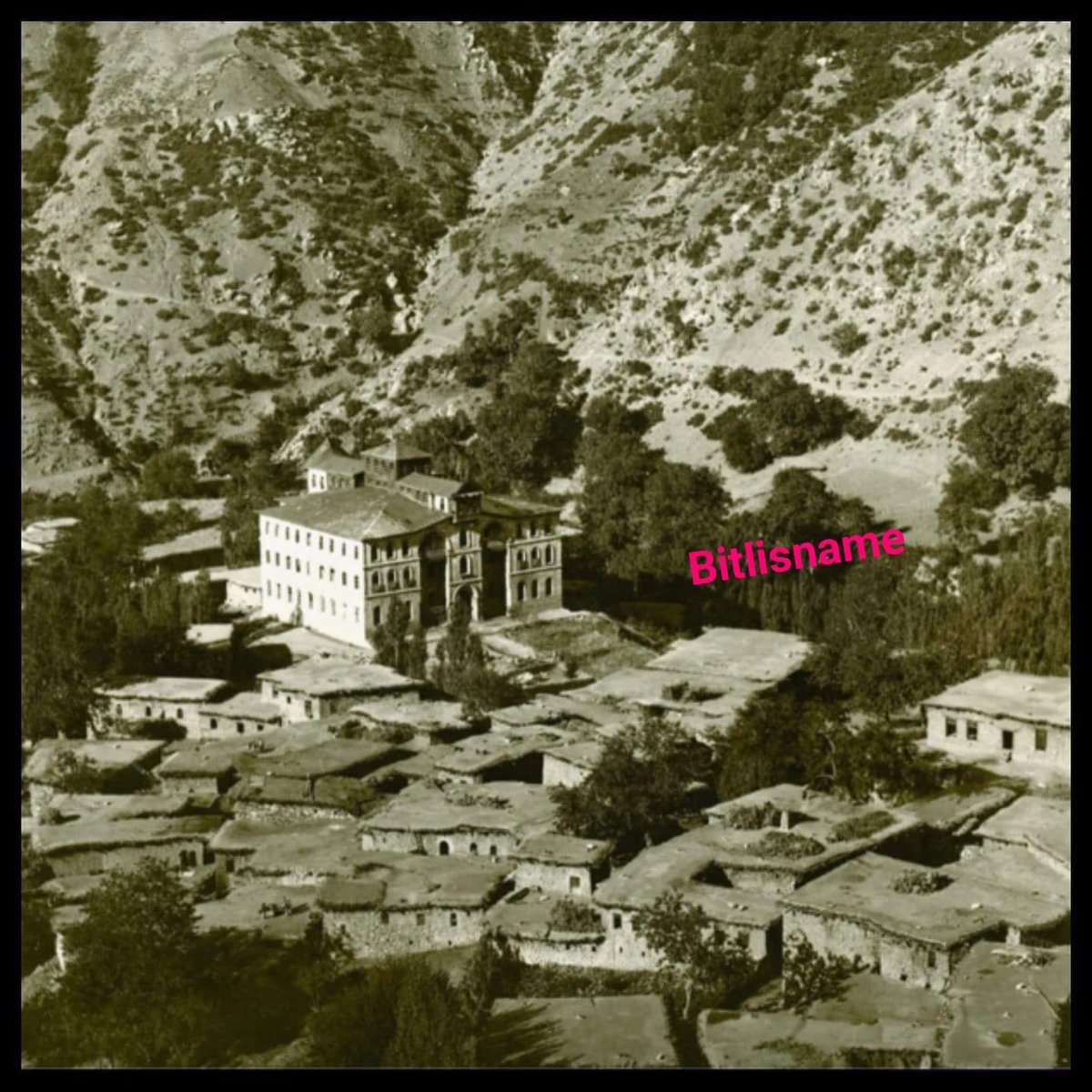 1895, Hakkari - Nehri 

“Kürd sözcüğü üç harftir. Kaf “K” kemal, ra’ “r” rüşd, dal “d” din. Başka kavimlerin sahip olmadığı fazilet ve hünerden bir cevhere sahiptirler.”

Seyyid Ubeydullah Nehri