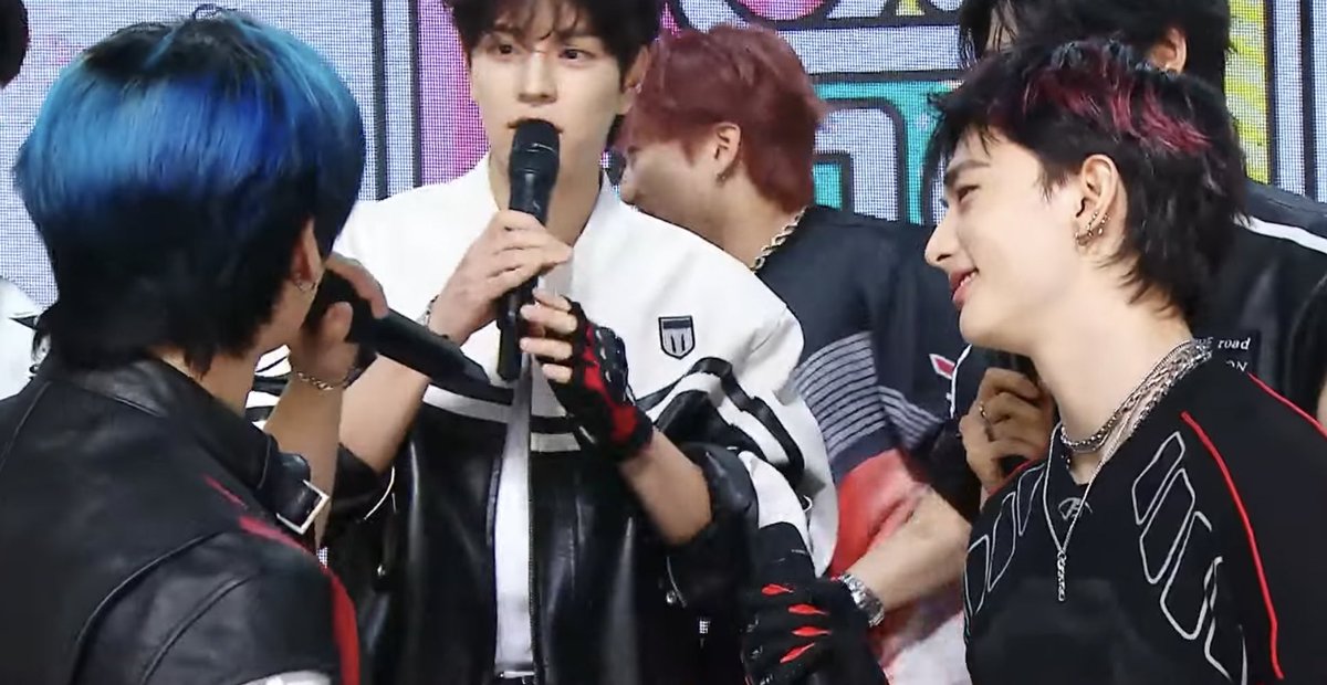 hyunjin baby stand up😭