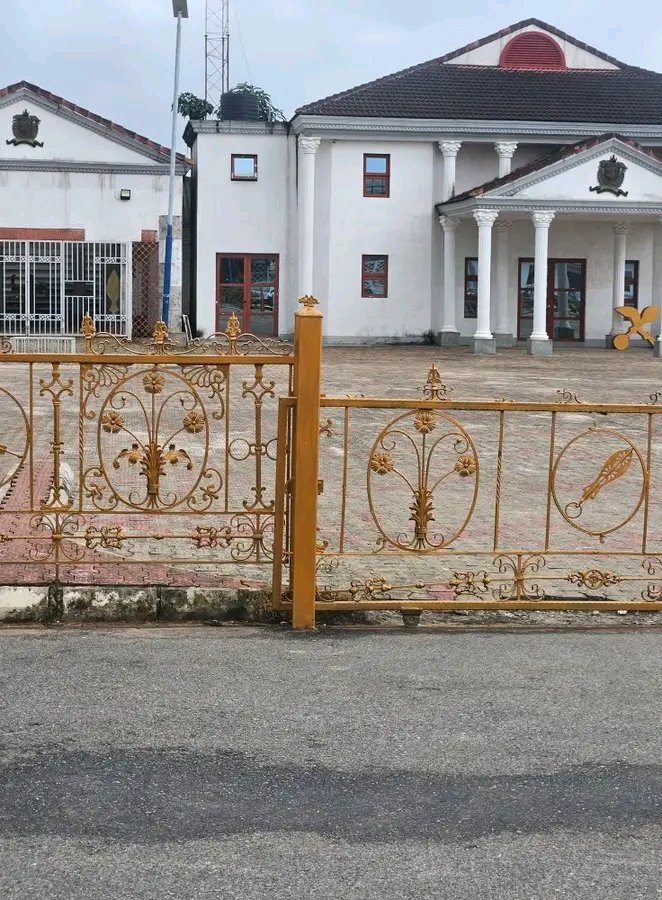 Eguae voen, Oba ghogho yi.
Otu ni guo Oba dolo evbo yi, Eguae tuo wa hia. Uyi oghe Edo ghi wi.