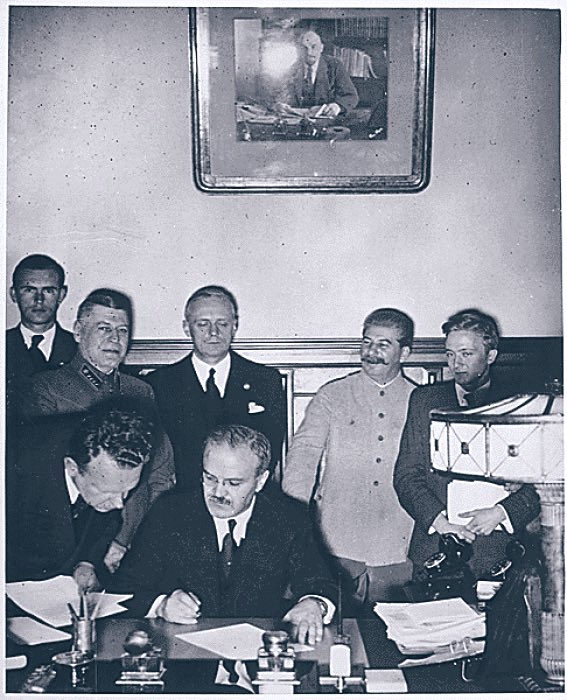 Le 23 août 1939, il y a 86 ans, l’URSS et l’Allemagne nazie signent un pacte de « non agression ». Ce fameux pacte Ribbentrop-Molotov dessine en réalité leur partage de l’Europe centrale et orientale. Hitler pactise avec Staline pour détruire la #Pologne, « création artificielle