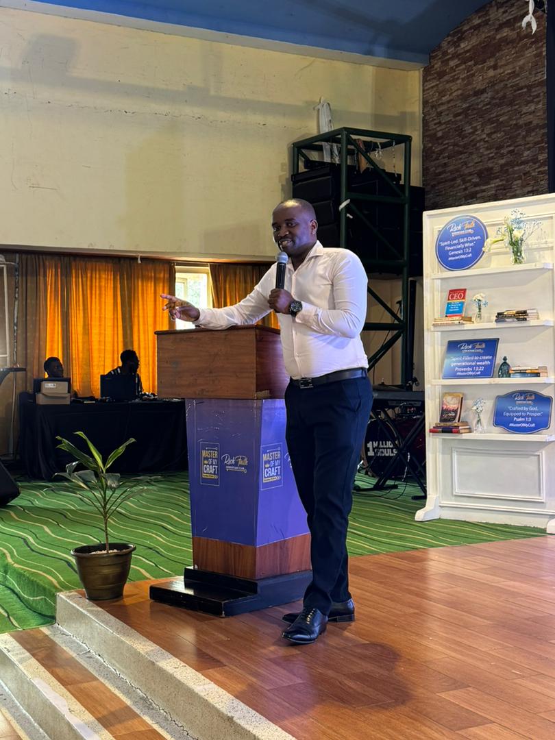 Freeman_Pun's tweet photo. Happening now at Golf Course Hotel, Turyabagye Brain speaks at #RichFaithFinanceSeminar 

“Your skill can take you from local currency to foreign currency. I was spotted for projects, given a university contract, and grew financially.”

#MasterOfMyCraft https://t.co/hZV98zOonY