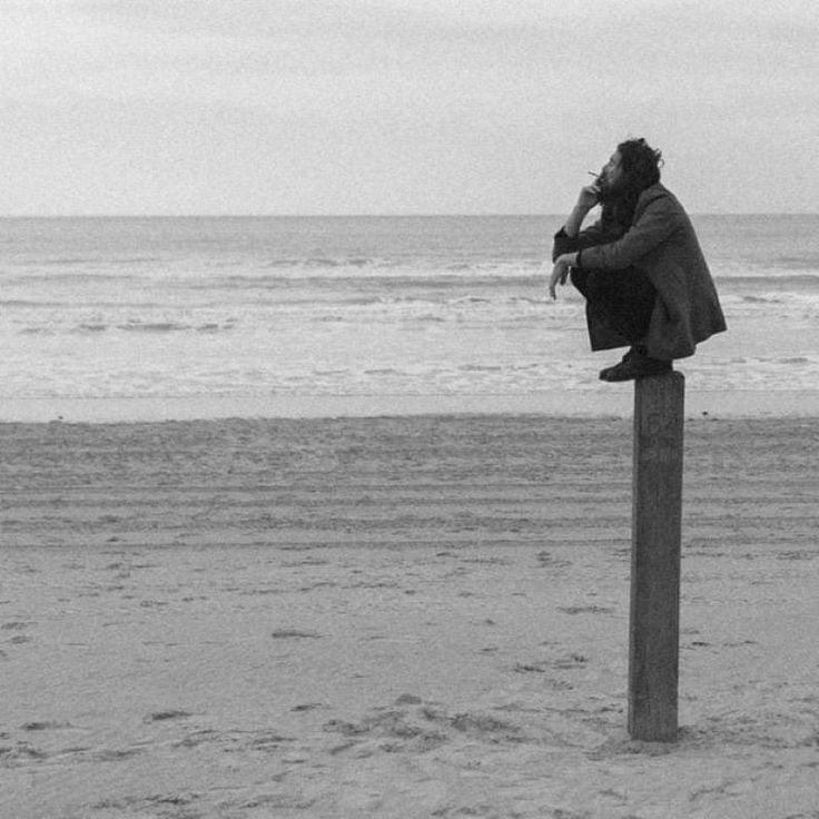 Sustuğun sözler çürütür seni, farkına varmazsın çürüdüğünün. Suskunluğunu da unutursun bir süre sonra. Bir taş parçası gibi çökersin atıldığın kuyunun dibine.