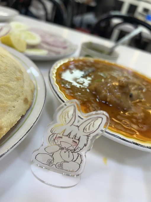 ナナチご覧、ヤギのスネ肉煮込みカレー「ニハリ」ですよ。オレンジ色の脂が美しいですね。そしてナンが大きい。 ガンマできずに雨の中Al Jawaharでニハる。 大変美味しゅうございました #デリー