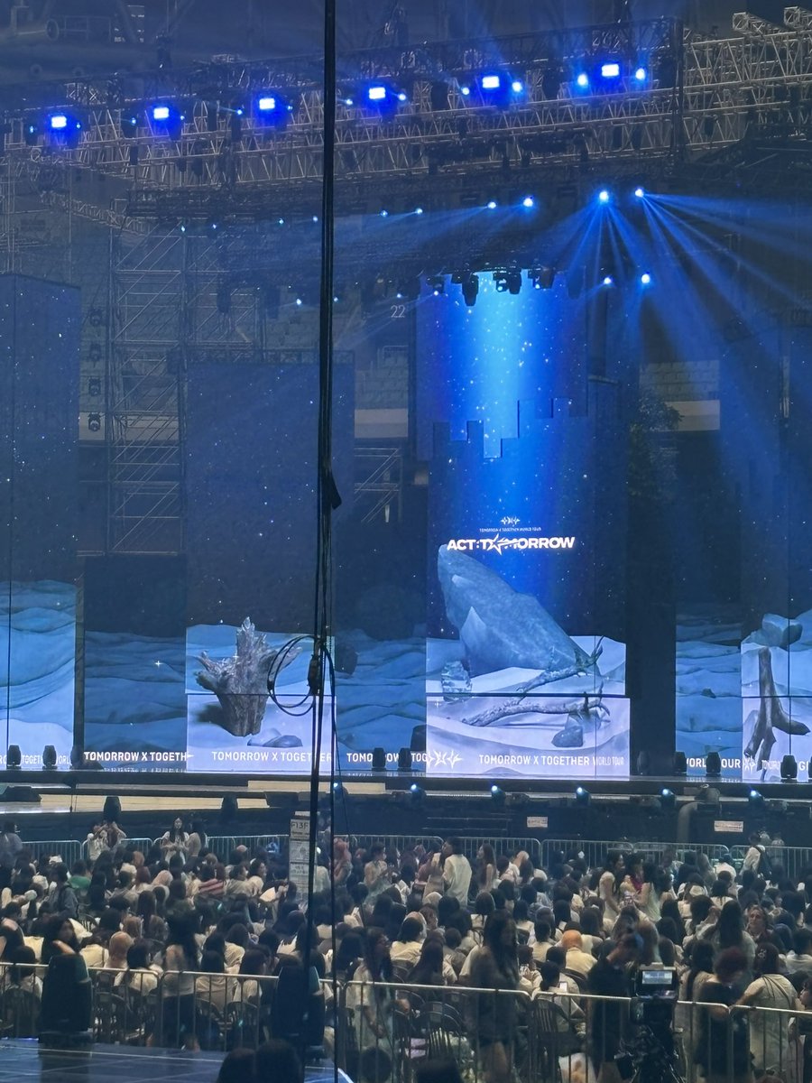 106구역 F열 시야 개좋잖아!!!!!
돌출 노줌, 실제 시야, 본무대 순!!
본무대는 버리고 돌출이랑 토롯코만 노려야겠..