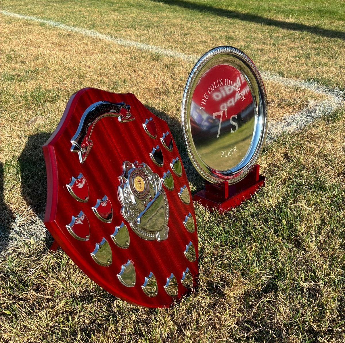 🏆

The prizes that await the winners of tomorrow's Colin Hillman Bridgend Se7ens! 🤩

Last chance for discounted advance tickets ⬇️

🔗 bridgendravens.com/events/colin-h…

🔵⚪