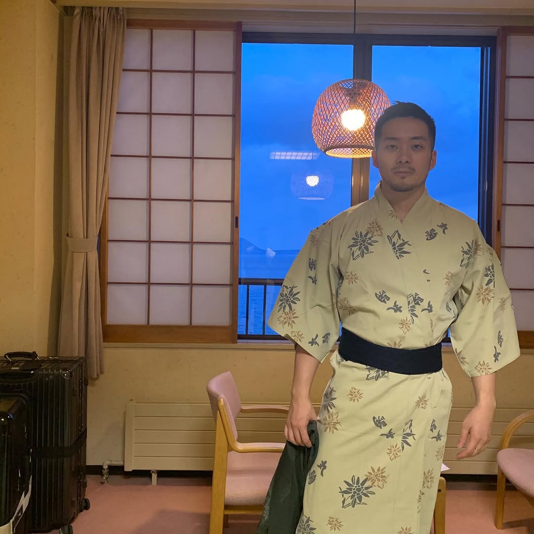先日、人生で初めて和服を着ました👘
鏡に映る自分を見て、普段とは違う落ち着いた気持ちに…
布の質感や着心地から、日本の伝統の奥深さを感じました。
台湾から来て、日本で和服を体験できたことは本当に特別です✨
また機会があれば、季節に合わせて違う柄にも挑戦したいですね。