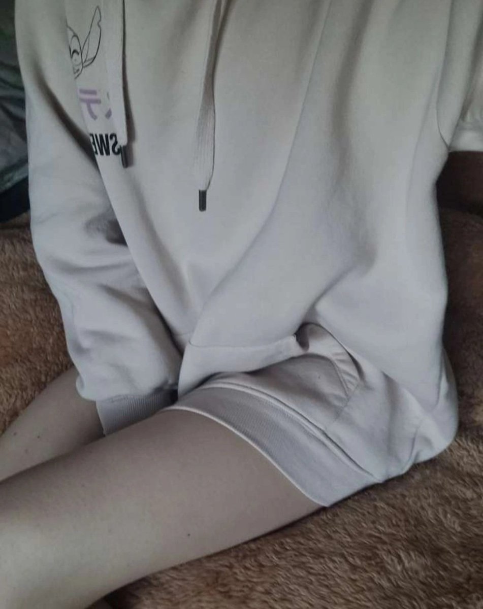 On m’avait pas dit qu’il allait refaire froid 😭
Je ressors déjà mon sweat pour dormir 😭
Bon en dessous culotte mais c’est pas la question 👀