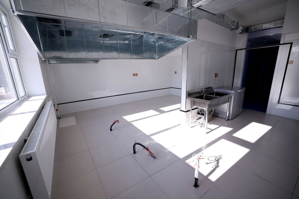 📌Анги танхим нь ширээ сандалгүй 17 шинэ сургуулийн нэг болох ХУД-ийн 16-р хорооны 181 дүгээр бага сургууль, цэцэрлэгийн цогцолборын үйл ажиллагааг 9 дүгээр сарын 01-нд эхлүүлэхийг Ерөнхий сайд Г.Занданшатар Боловсролын яам болон нийслэлийн удирдлагуудад даалгав.
📌Ширээ, сандал,