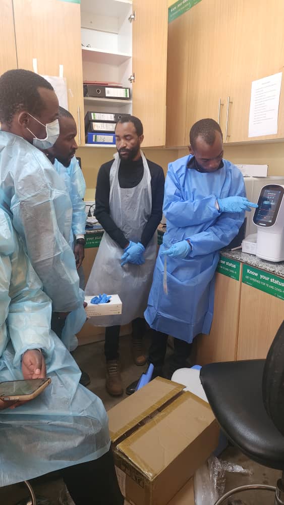 WHOMalawi's tweet photo. To boost #Mpox diagnostics, @WHOMalawi supported @health_malawi through @MalawiHealth to decentralize testing to 19 sites in 17 districts using GeneXpert and set up a culture lab on #Likoma Island-cutting delays in disease confirmation.
#Mpoxresponse #CholeraPreparedness https://t.co/gHQvSmwCGh