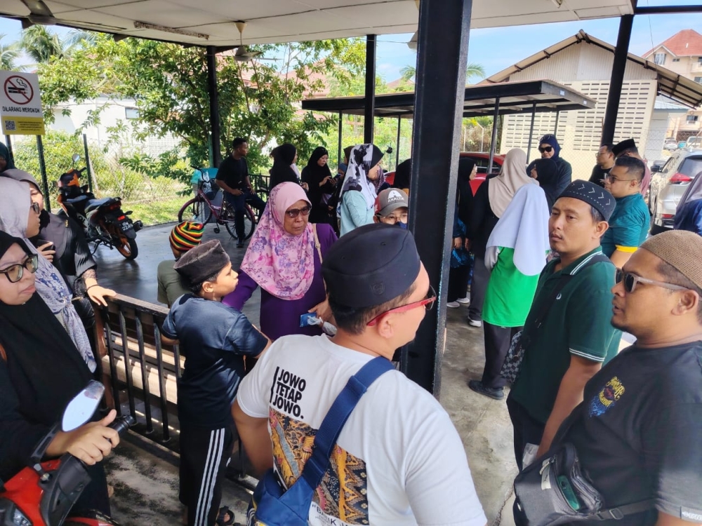SinarOnline's tweet photo. 'Dia tulang belakang keluarga, kini saya kehilangannya'
Luahan sayu Roszainida Hassan, ibu kepada Muhammad Danish yang maut selepas kereta dipandunya bersama lima lagi remaja terbabas ke dalam parit.
Artikel: https://t.co/GJfgHEy6ex
#SinarHarian #beritaterkini #4maut #kemalanganmaut