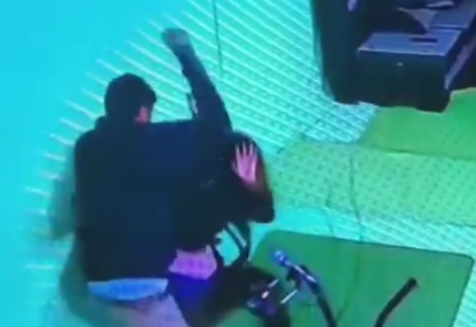 Una periodista fue atacada en el estudio de Tv en el momento en que dirigía un programa informativo.

Lea el reporte de los periódicos representados por <a href="/ANPBOLIVIA/">ANP Bolivia</a> que trabaja desde hace 17 años en la defensa de la libertad de prensa:
n9.cl/6kh5g