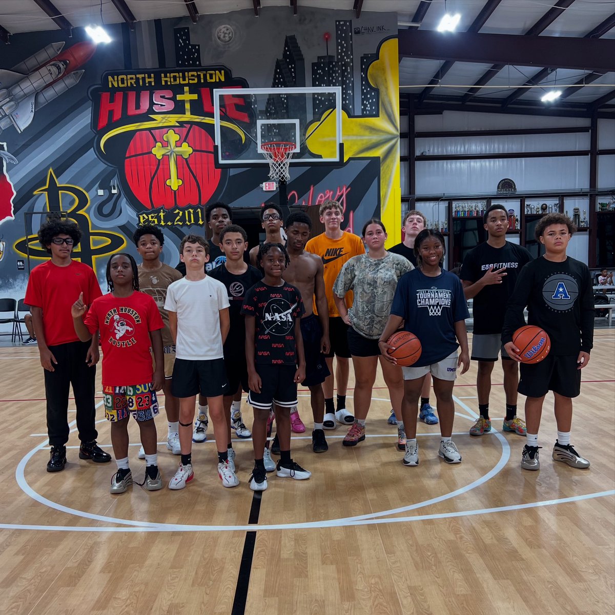 “Wait, you mean you really don’t train 5 days a week?” 🧐 

#PreSeasonClinic #DawgsUnite ☑️ 💪