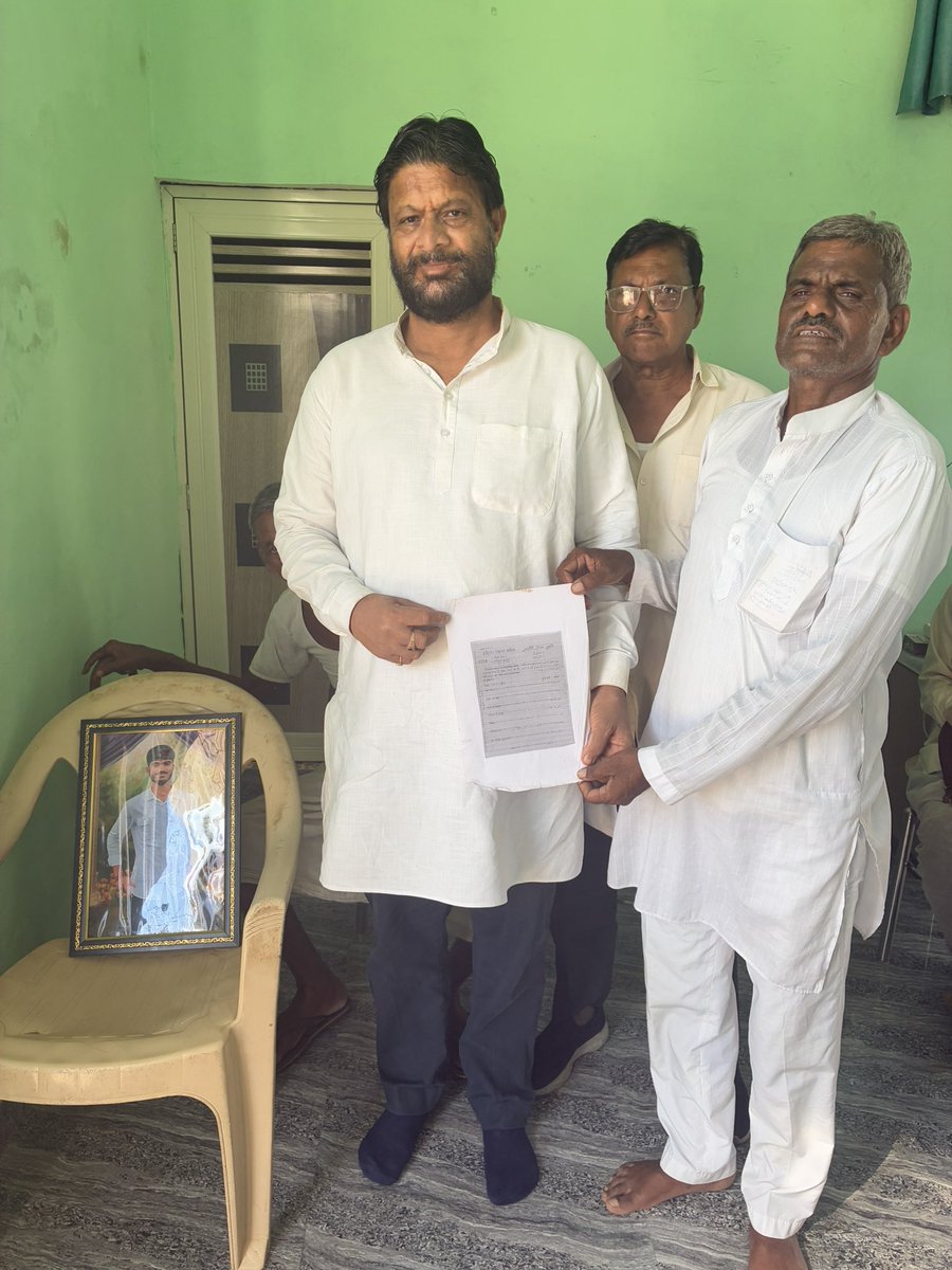 कांग्रेस की धरोहर : 90 साल पुरानी सदस्यता रसीद आज भी पूजा स्थल पर सुरक्षित 🙏

कांग्रेस आज़ादी से पहले भी कितनी मजबूती से लोगों को जोड़ने का काम करती थी, इसका एक अनोखा उदाहरण हमें झाँसी के लकारा गाँव में देखने को मिलता है।

यहाँ श्री हलके/हल्काई पाल जी स्वतंत्रता संग्राम से पहले