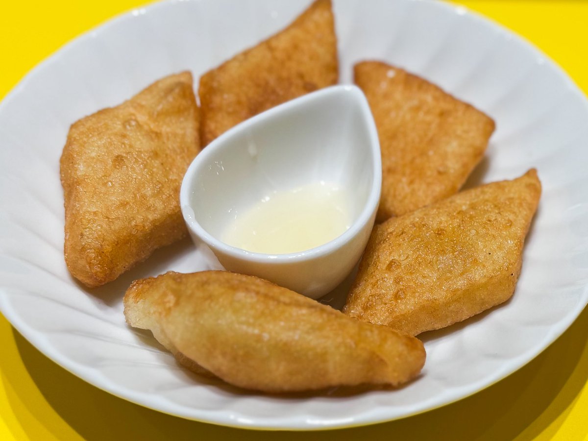 今日はグランフロント万博出張所にキルギス🇰🇬料理をたべにきました！　全部めっちゃおいしかった💯
①プロフ（палоо）　②ベシバルマック（бешбармак）　③サムサ（お肉のパイ）　④ボールソック（揚げパン）白いハチミツつき
ボールソックこんなにハチミツついて190円でいいんですか…？