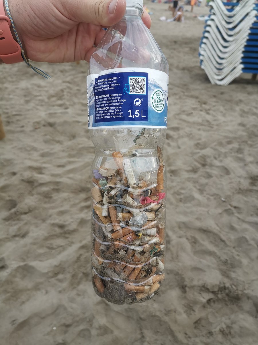 Una tarde en la playa y esto fue lo que recogimos: una red llena de plásticos y una botella de 1,5L solo de colillas. El mar devuelve lo que le damos. La especie humana es, sin duda, la plaga más dañina del planeta.

#CuidemosElMar #StopColillas