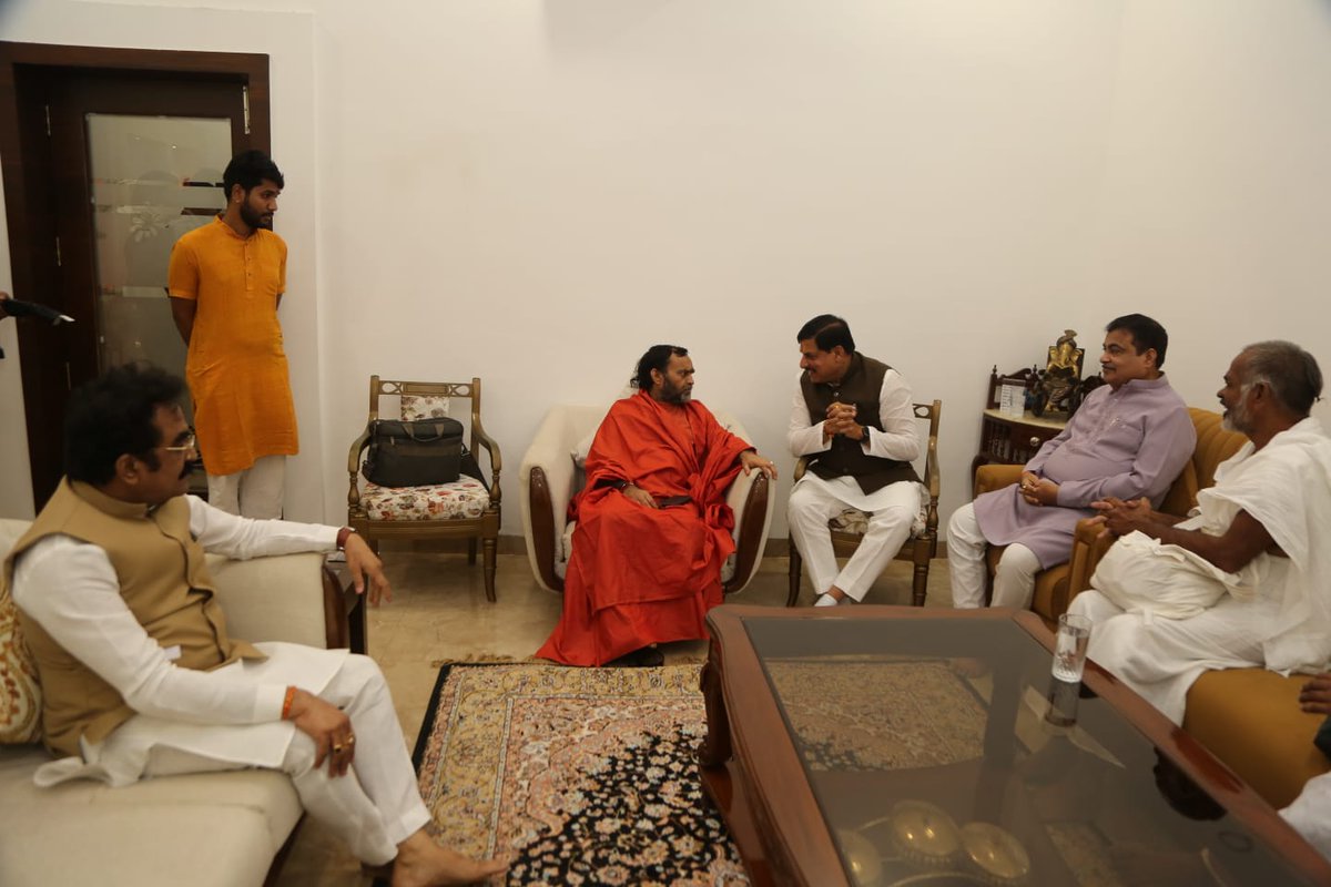 मदनमहल-दमोहनाका फ्लाई ओवर का लोकार्पण करने जबलपुर पहुँचे  मुख्यमंत्री डॉ मोहन यादव एवं केंद्रीय मंत्री श्री नितिन गडकरी का लोक निर्माण मंत्री श्री राकेश सिंह ने अपने निवास पर स्वागत किया.
<a href="/nitin_gadkari/">Nitin Gadkari</a> 
<a href="/CMMadhyaPradesh/">Chief Minister, MP</a> 
<a href="/MPRakeshSingh/">Rakesh Singh</a> 
#JansamparkMP
#jabalpur
