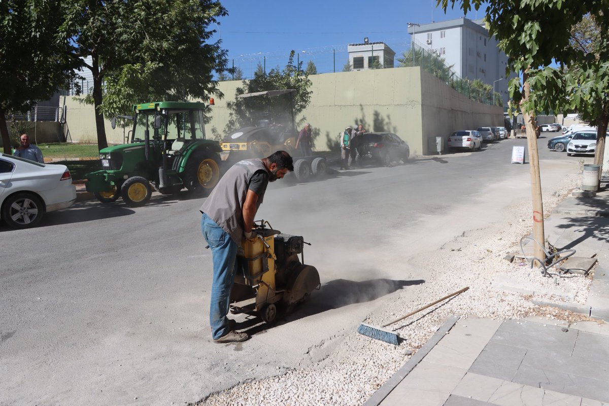 Fen İşleri Müdürlüğümüze bağlı ekipler; altyapı çalışmaları sonrası deforme olan alanlarda, onarım faaliyetlerini hafta sonu mesaisi kapsamında sürdürüyor. 

Belediye Başkan Vekilimiz Bakır Kama, Akbayır ve Karşıyaka Mahallelerimizde devam eden üstyapı onarım çalışmalarını