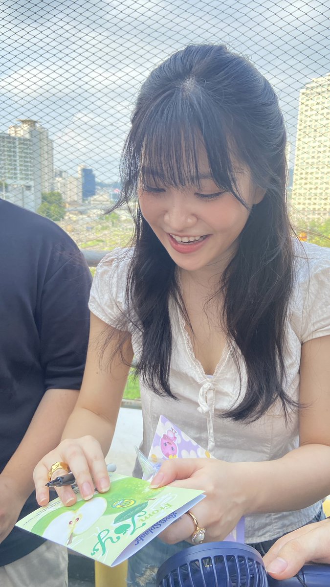OH TO SEE YERI THIS CLOSE 😭😭😭😭