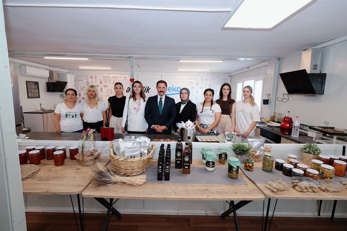 📍HATAY/ Antakya
✨”Kadınlarımızın Emeğiyle Daha Güçlü Yarınlar.”
📌 Valimiz Mustafa MASATLI ve Eşleri Esra MASATLI Hanımefendi, deprem sonrası yeniden yapılanma sürecinde kadınların üretime ve toplumsal dayanışmaya katkısını güçlendiren
<a href="/MustafaMasatli/">Mustafa Masatlı</a> <a href="/HatayValiligi/">T.C. Hatay Valiliği</a> #HayatHatay