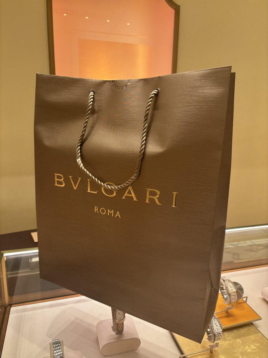 와이프 생선. 숙제끝. 한 덩어리가 날라갔다. 

남자라면 와이프에게 
무리해서라도 해줘야 하는게 있다. 

1) 가방, 2) 목걸이/반지/팔지, 3) 해외 거주.

이제 해외 장기 거주만 남았다. 😁😁😁