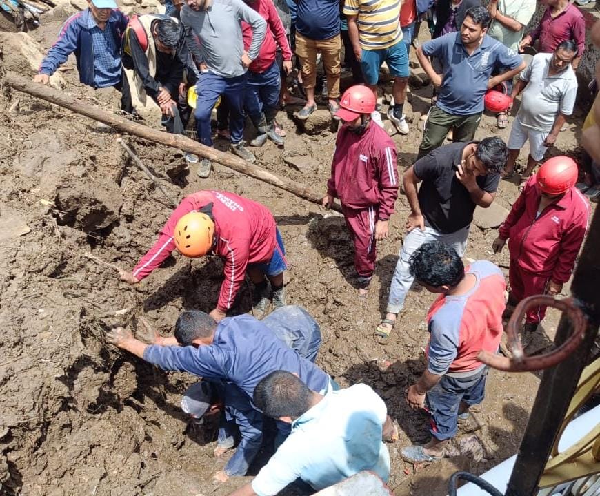 चमोली जिले के थराली तहसील क्षेत्र में अति वृष्टि के कारण मलबे में दबे लोगों की खोज हेतु पुलिस, SDRF और DDRF द्वारा रेस्क्यू अभियान चलाया जा रहा है। 

#Tharalicloudburst 
#Tharali
#Uttarakhand 
#Rescue 
#Chamoli