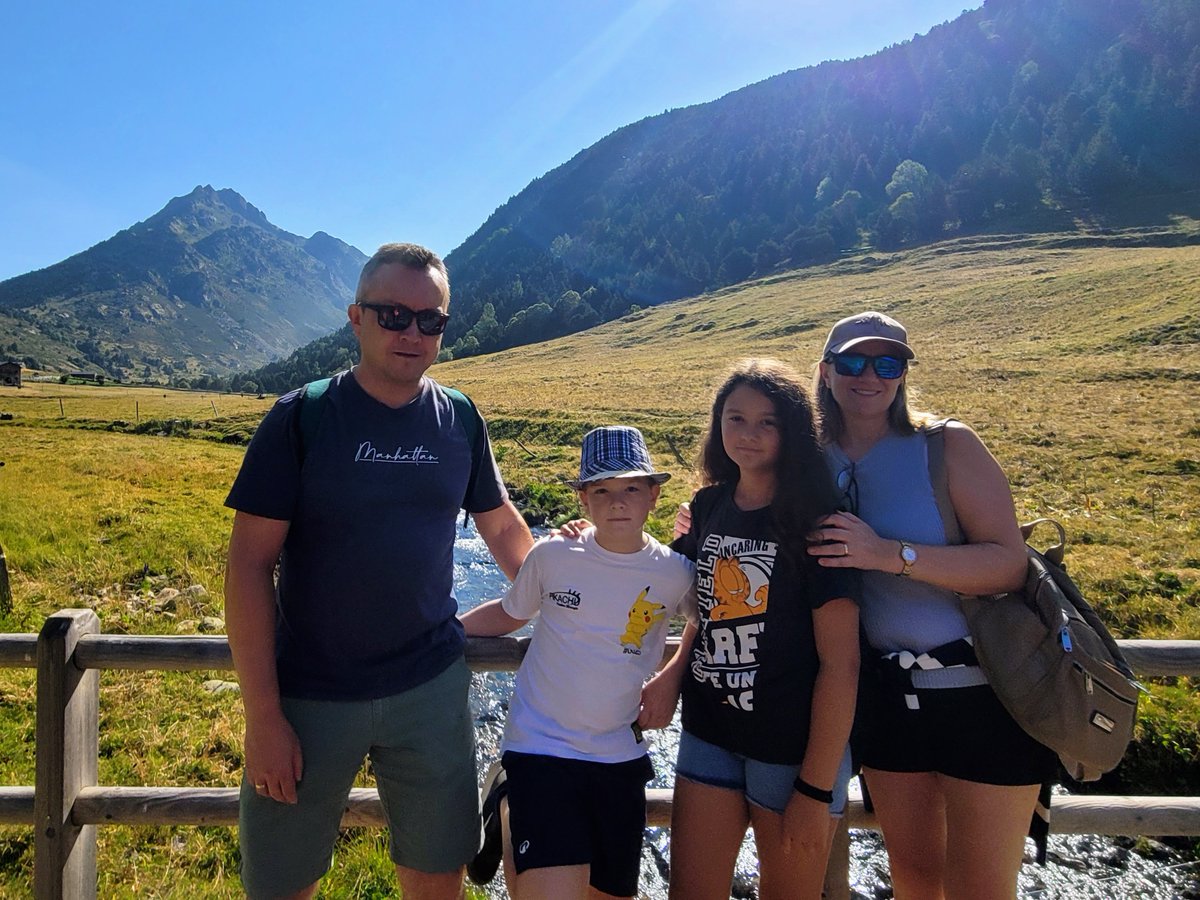 Con tanto tema tech, SaaS y CEO aún no he puesto ni una foto familiar, así que ahí va. Hace unas semanas estuvimos disfrutando de la naturaleza en Andorra. Excursiones, actividades, spas, tirolinas y telesillas eternos... Lo pasamos genial. ⛰️