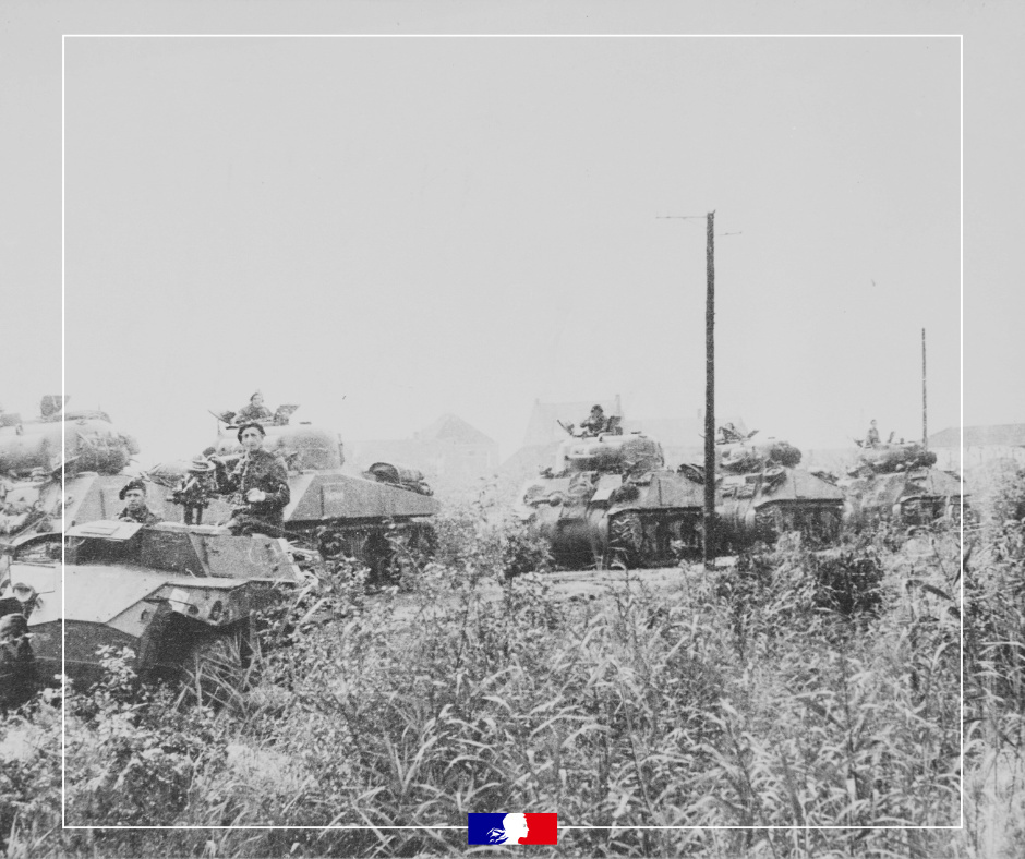 Prefet61's tweet photo. #81e 🪖 "L'un des plus grands champs de tuerie qu'aucun secteur de la guerre eût jamais connu" - Dwight D. Eisenhower, le 22 aout 1944.
🕊 Chaque année dans l’Orne, le mois d’août est l’occasion pour les autorités préfectorales, les élus du département et les associations patriotiques de rendre hommage aux combattants de la liberté ayant œuvré à la Libération de l’Orne en 1944.
🗓 Ce samedi 23 août, à l'invitation du président du conseil départemental de l'Orne, Christophe de Balorre, les Ornais célèbrent la Libération par les troupes américaines, canadiennes, britanniques, françaises et polonaises au mémorial de Montormel. Le sous-préfet Yohan BLONDEL, secrétaire général chargé de l'administration de l’État, sera présent aux côtés des élus, des associations patriotiques et des délégations étrangères pour rendre hommage aux combattants libérateurs du pays.
Un peu d'histoire - août 1944:
➡ A partir du 16 août, la poche de Falaise-Chambois prend forme alors que les alliés encerclent progressivement la 7e armée allemande.
➡ Le 19 août, les troupes polonaises du général Maczek prennent position à Montormel et Chambois pour interdire tout repli à l’armée allemande en déroute. Les contre-attaques allemandes s'enchainent mais les troupes polonaises tiennent bon.
➡ Le "couloir de la mort" de la poche de Chambois devient l’unique voie de repli des 100 000 soldats allemands. Pilonnés par l'aviation et l'artillerie, ils abandonnent derrière eux matériel et véhicules en très grand nombre.
💡 Selon les estimations, 50 000 soldats allemands réussissent à fuir la poche, 40 000 sont faits prisonniers et 10 000 soldats allemands sont tués entre le 16 et le 21 août. Les Alliés sont libres d'avancer vers Paris et l'Allemagne.
Crédits photos: Archives départementales de l'Orne