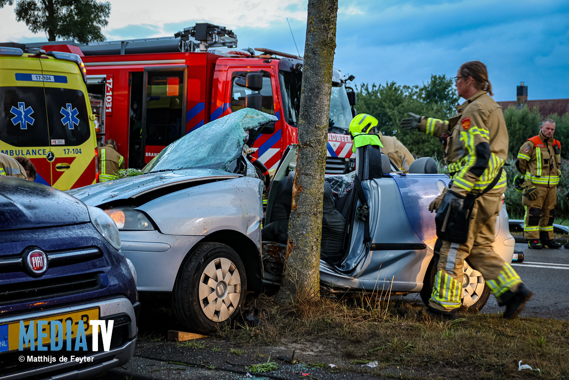 Auto met vier jonge mannen vliegt uit de bocht en botst tegen boom in Rotterdam
