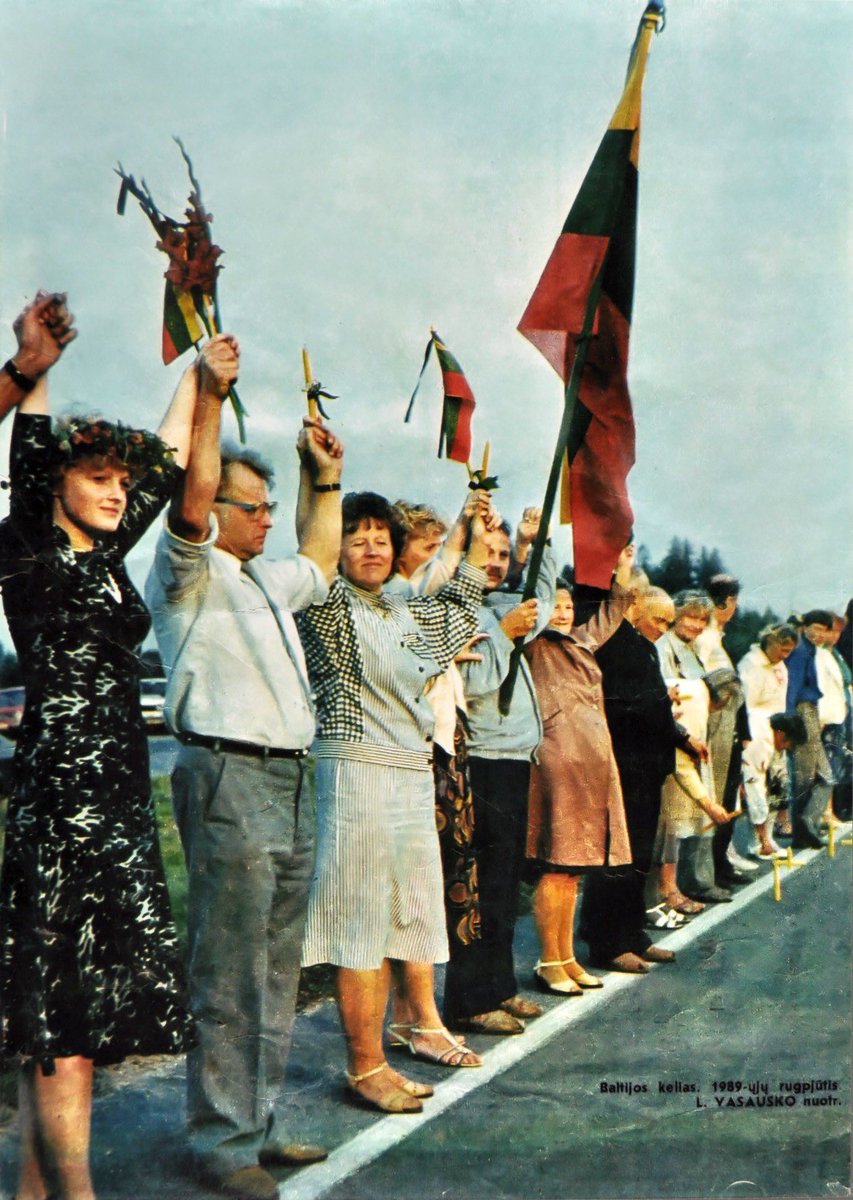 BruggemanSekows's tweet photo. #OTD in 1989, 2 million brave #Lithuanians, #Latvians & #Estonians formed a human chain of about 700 km from Vilnius, Riga to Tallinn, demanding freedom from Soviet rule. With @aloysbruggeman we covered this route to show our respect. #balticchain
https://t.co/y3gXaUoDoW https://t.co/5zKQh0rNTX