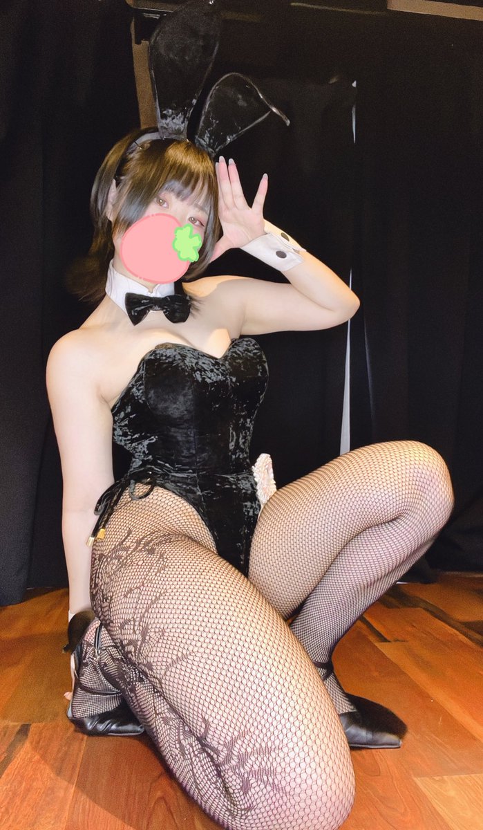 いちご出勤してますん♡

本日うららさんのカラーバニーデビュー👏
ツーショット撮って頂きました！
そしてバニーさんの日なのでいつもより気持ち大人っぽく？久しぶりの黒です❕

17時〜23時でお待ちしております🍓

#秋葉原　#バニーガール　#アトリエダーム　#シーシャ　#ガールズバー