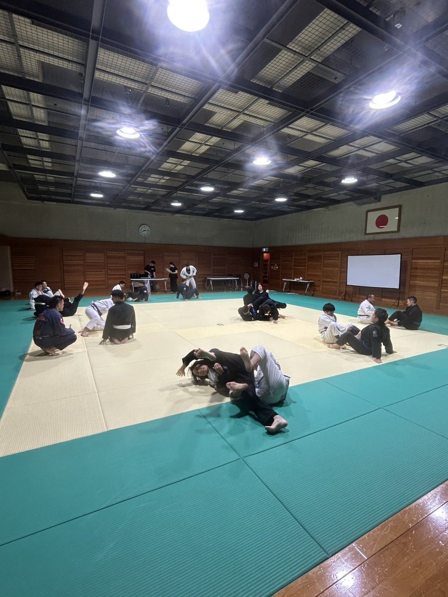 【ブラジリアン柔術を通した新しいビジネス交流会『BJJ-Biz』第一回開催しました！！】

・ビジネス交流会は営業モードで表面的な繋がりしか出来ない、結局ビジネスや良い出会いに繋がらない。
・道場での練習だけではいつも決まったコミュニティになる。
