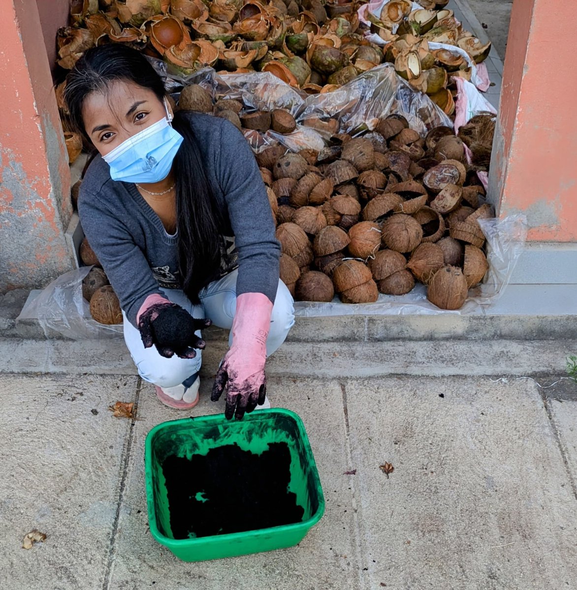 GlobalWatchCGTN's tweet image. Ratsitoarison Rakotondrasoa Nirina Ambinintsoa is an entrepreneur from Madagascar. She launched EcoCoco, a startup that develops eco-friendly briquettes and activated charcoal from coconut husks, in January 2024. 
#ClimateAction #LandProtection #ZeroPoverty