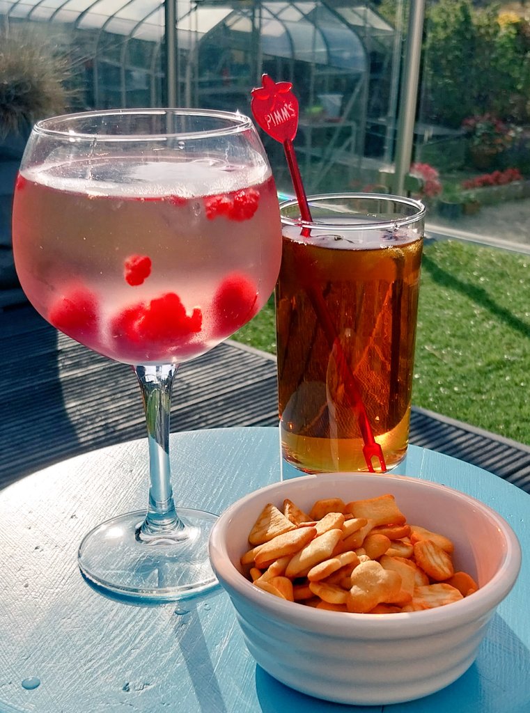 iamcornishpasty's tweet image. Seems like a good way to start the weekend. Friday evening drinks outside 🍹🍷🍸

Happy Bank Holiday everyone. I hope the sun shines on you wherever you are &amp;amp; whatever you do ☀️🌝😎

#PimmsOclock #GAndT #BankHoliday #BankHolidayWeekend #SunIsShining #HappyBankHoliday