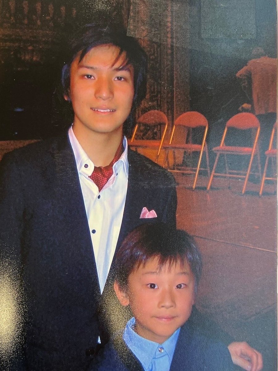 narita_tatsuki's tweet photo. 今回、秋吉台ミュージックアカデミーで僕のクラスを受講してくれた清水耀平くんは、15年前に私が受けたフランスのロン=ティボー国際音楽コンクールを、東京から聴きに来てくれていた❗️😳

演奏後、小学生の子と写真を撮ったのは憶えていたから、本当に感慨深い。
まあこんなに大きくなって！笑 https://t.co/g7n0uBEpKb
