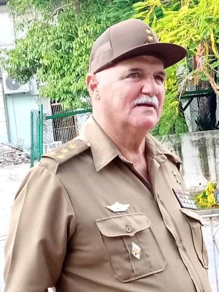Hoy #Cuba🇨🇺 honra al 1er Coronel Orlando Cardoso Villavicencio, símbolo de resistencia y entereza. El 23 de agosto de 1988, su voluntad de hierro lo liberó tras casi 11 años de injusto encierro en Somalia. Su ejemplo nos inspira a no rendirnos jamás. #CubaHonra #HéroeCubano