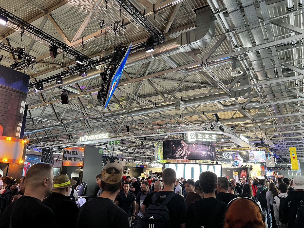 cancelcloud's tweet image. Holy shit gamescom is packed!