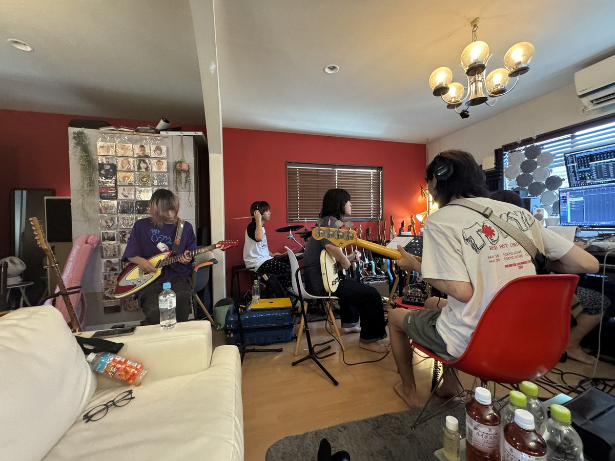 本日は菅さんのスタジオにてレコーディング！！

サーモさんのレコーディングでもないのに、サーモT被りでほぼペアルック(笑)

まめとヨウセイくんもシャイTでペアルック(笑)

何のレコーディングかは、情報解禁まで🤫お楽しみに😁