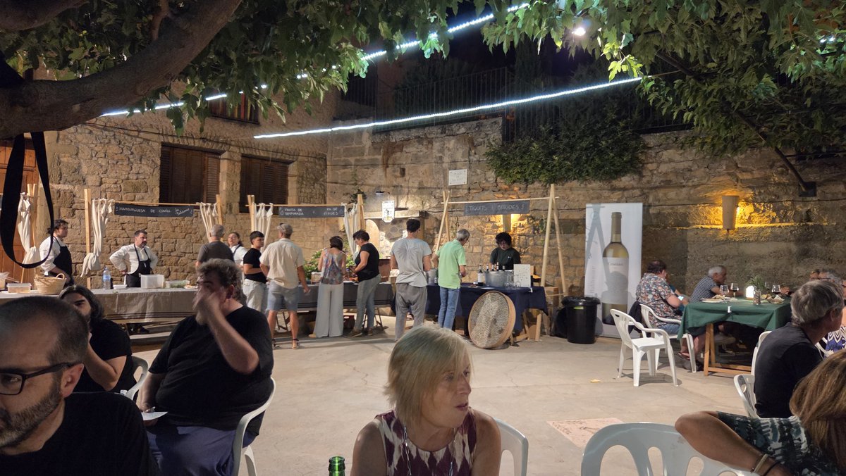 Albert Cuesta Zaragosí (@albertcuesta) on Twitter photo Si el <a href="/periferia_cult/">Perifèria Cultural</a> no existís, seria urgent inventar-lo.
Ahir a Baldomar (Noguera): Ferran Aixalà, Glosa Càustica i Anna Roig amb Carles Belda. Més el sopar de Sergi de Meià.
Gràcies, @estelsole i equip! Si el <a href="/periferia_cult/">Perifèria Cultural</a> no existís, seria urgent inventar-lo.
Ahir a Baldomar (Noguera): Ferran Aixalà, Glosa Càustica i Anna Roig amb Carles Belda. Més el sopar de Sergi de Meià.
Gràcies, @estelsole i equip!