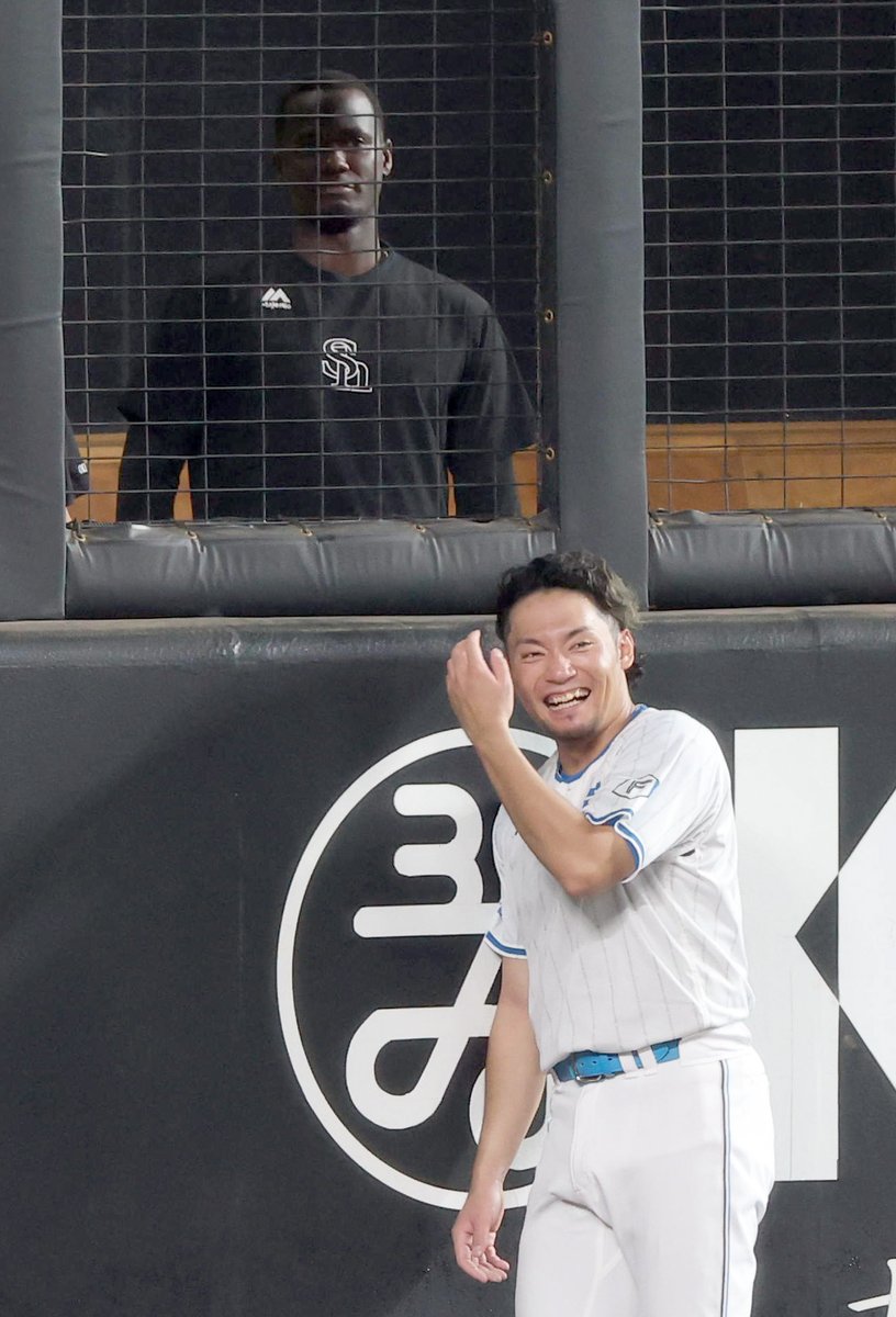 日本ハム対ソフトバンク】練習中、笑顔で会話する伊藤大海投手と