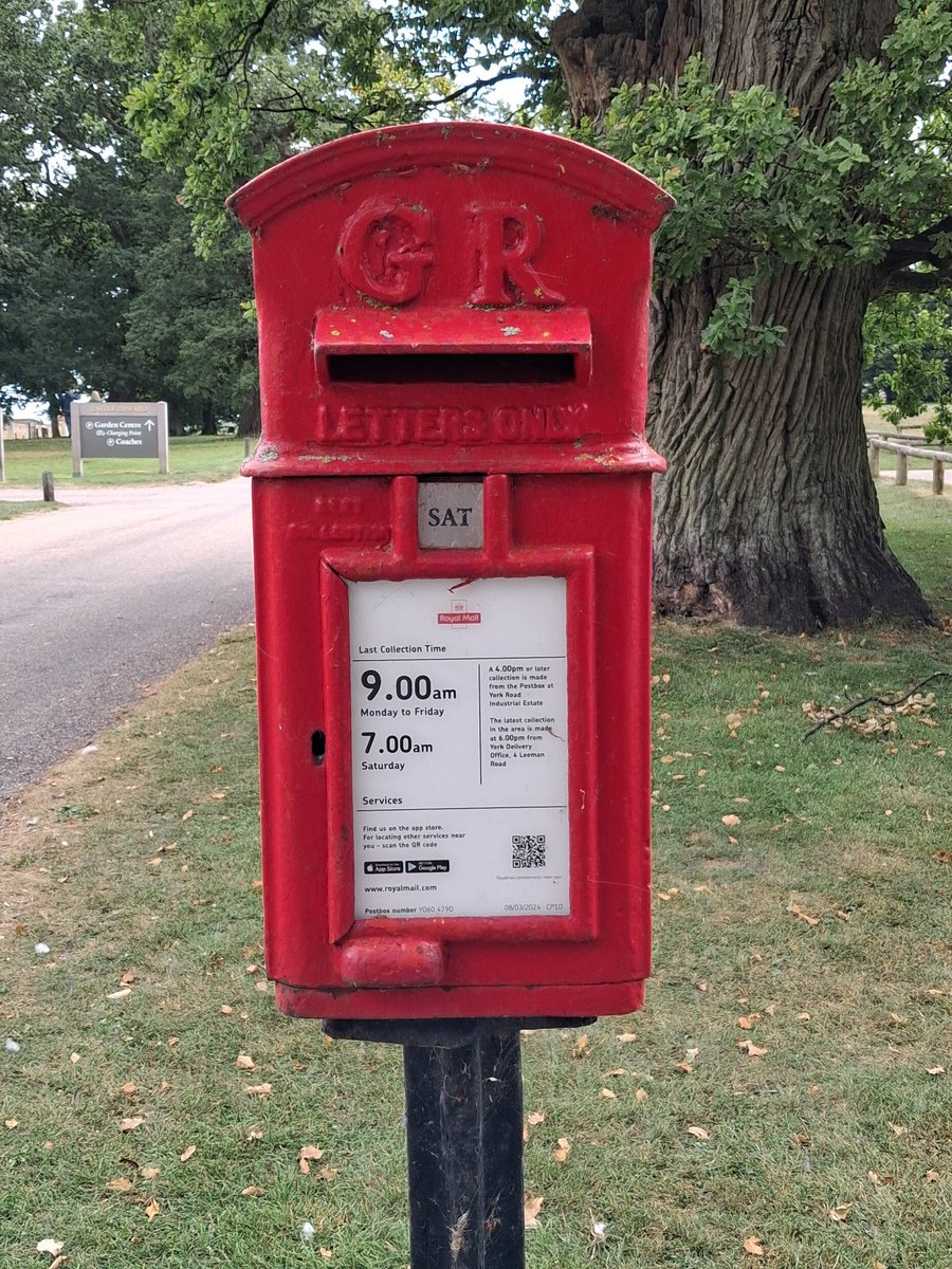 King George is at <a href="/CastleHowardEst/">Castle Howard</a> #postboxsaturday