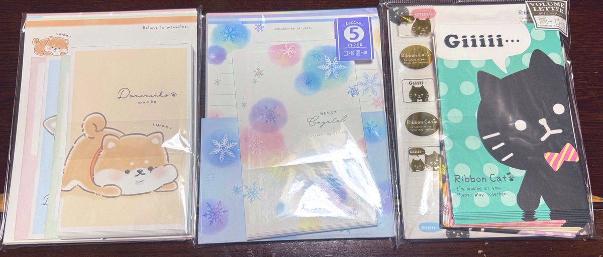 あんだけ話してたので、レターセット買ってきました(笑)

今、お手紙買う人、本当に少ないんだなぁって。こーゆーセットの少なさよ💦
いや、有名なキャラモノはあるんだけど、送り先の都合上&amp;主張が強いので、選べず。
あと季節モノ使いづらいと言っておきながら、カミオジャパンさんだったので購入🤣