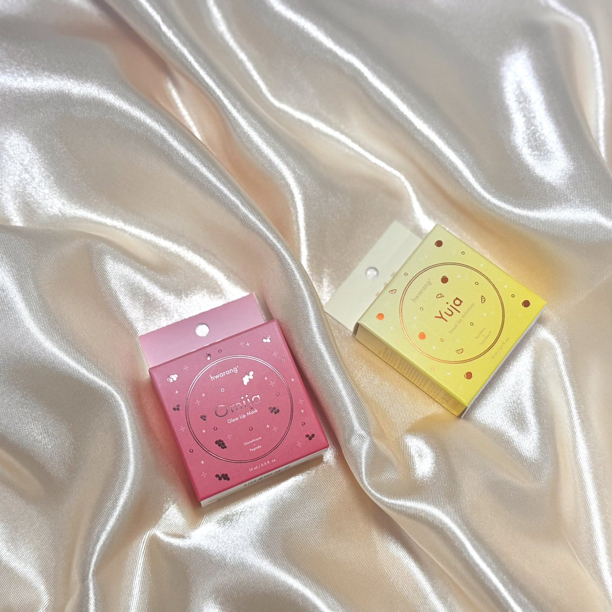 #RT이벤트 왔스요 왔스요🎶 화랑품 <a href="/hwarangs_kr/">화랑품 hwarang'</a> 의 오미자&amp;유자 듀오가 왔스요🍒🍋✨

#RT 해주시는 분들께 오미자 글로우 립 마스크 5분, 유자 스위트 립 볼류마이저 5분 보내드릴게요😎

#릴린픽 은 유자🍋💛 샤르르르 녹는 질감에 가벼운 쿨링감만 동반하는 플럼핑으로 낮밤 없이 바를 수 있어요!