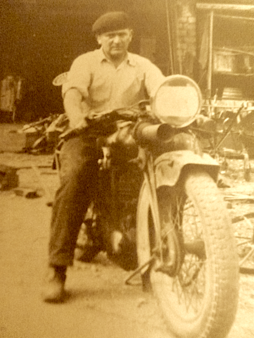 8 juin 1944. L'artisan fait sa tournée. Un prétexte pour renseigner. La Milice l'arrête à Valence. Le torture. Et le 10, l'exécute. De 9 balles. Dont 4 dans la tête... Mais René Roux pourra encore frapper de sa canne celui qui voudra s'excuser à son procès ! Indestructible.